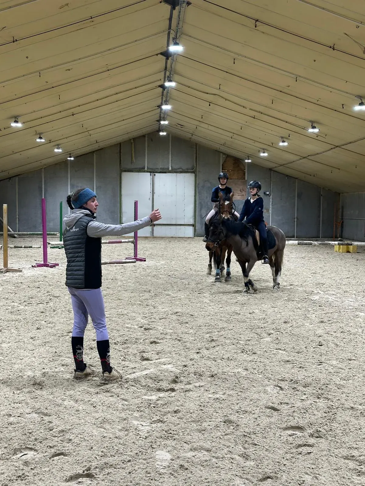 Cours d’équitation en petit groupe dans le manège couvert de l’écurie